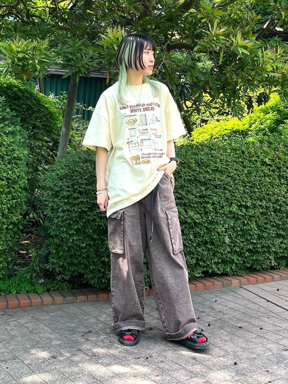 ホワイト系のTシャツ/カットソー、ブラウン系のデニムパンツ、ブラック系のベルトを着用したレディースの夏コーディネートの1枚目の写真
