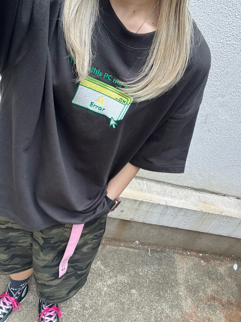ブラック系のTシャツ/カットソー、ベージュ系のベスト、その他のその他パンツを着用したレディースの春コーディネートの1枚目の写真
