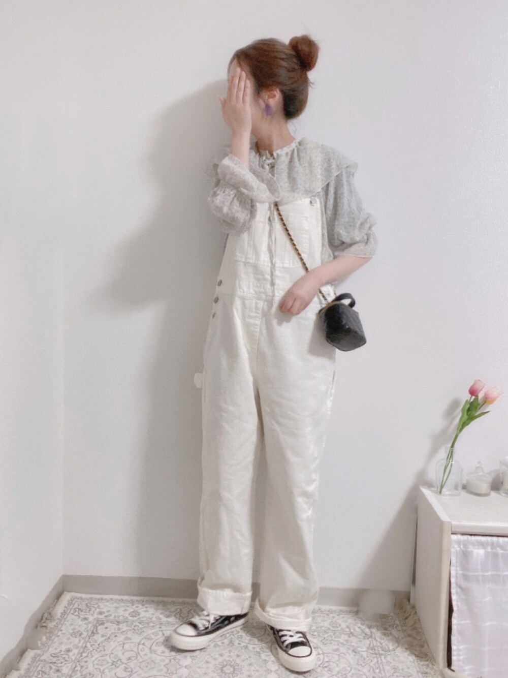 ホワイト系のサロペット/オーバーオール、ブラック系のショルダーバッグ、ブラック系のスニーカーを着用したレディースの春コーディネートの1枚目の写真