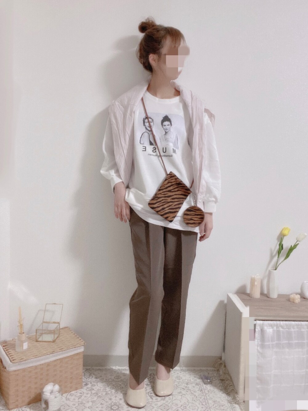 「韓国ファッション、淡色コーデ、春コーデ、カジュアル、パンツスタイル、ootd、低身長、ストライプ」｜「Ulyssesのフォトプリントトレーナー（その他トップス、ホワイト系）」を使った、shiroさん（レディース・159cm）の冬コーディネートの1枚目の写真