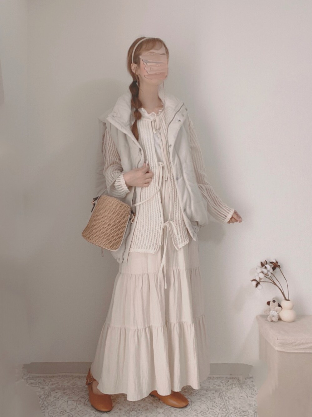 ホワイト系のベスト、ベージュ系のシャツ/ブラウス、ブラウン系のパンプスを着用したレディースの秋コーディネートの1枚目の写真