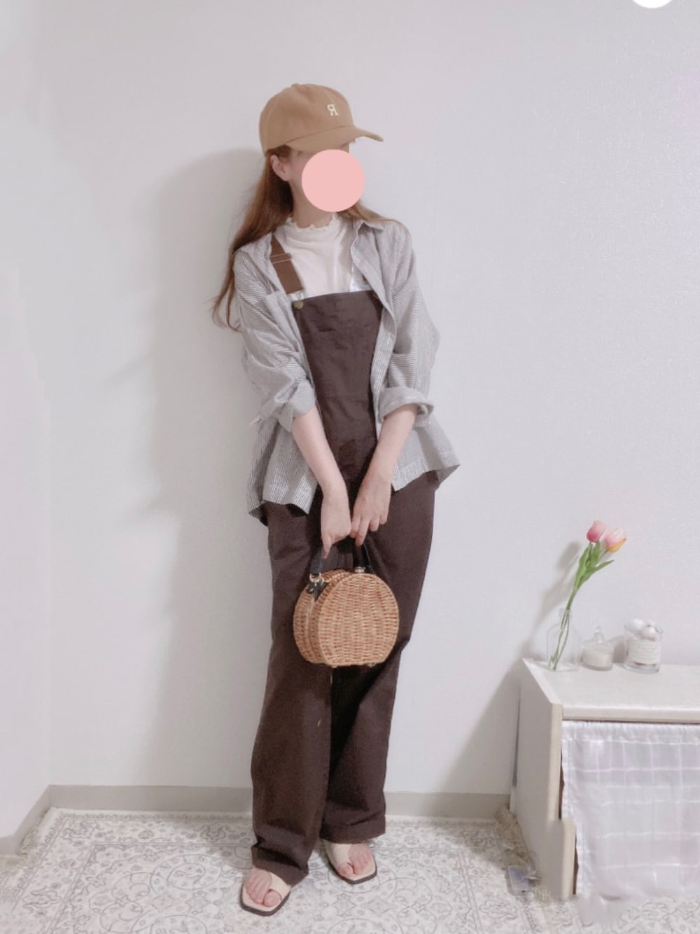 ブラウン系のシャツ/ブラウス、ブラウン系のサロペット/オーバーオール、ブラウン系のショルダーバッグを着用したレディースの夏コーディネートの1枚目の写真