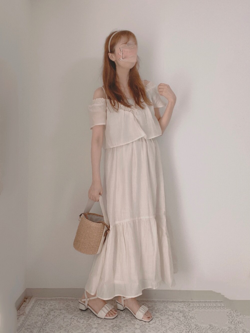 ベージュ系のワンピース/ドレス、ベージュ系のかごバッグ、ホワイト系のサンダルを着用したレディースの夏コーディネートの1枚目の写真