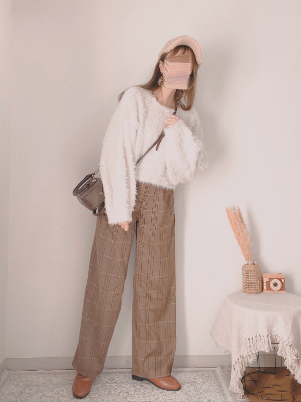 「冬コーデ、ホワイトコーデ、クリスマスに着たい服、マイベストコーデ2024、淡色コーデ、プチプラ、ニット、カジュアル、ガーリー、パンツスタイル、チェック、キャップ、ショルダーバッグ」｜「tiptopの【丈が選べる2サイズ】起毛フェザーニットプルオーバー（ニット/セーター、ホワイト系）」を使った、shiroさん（レディース・159cm）の冬コーディネートの1枚目の写真