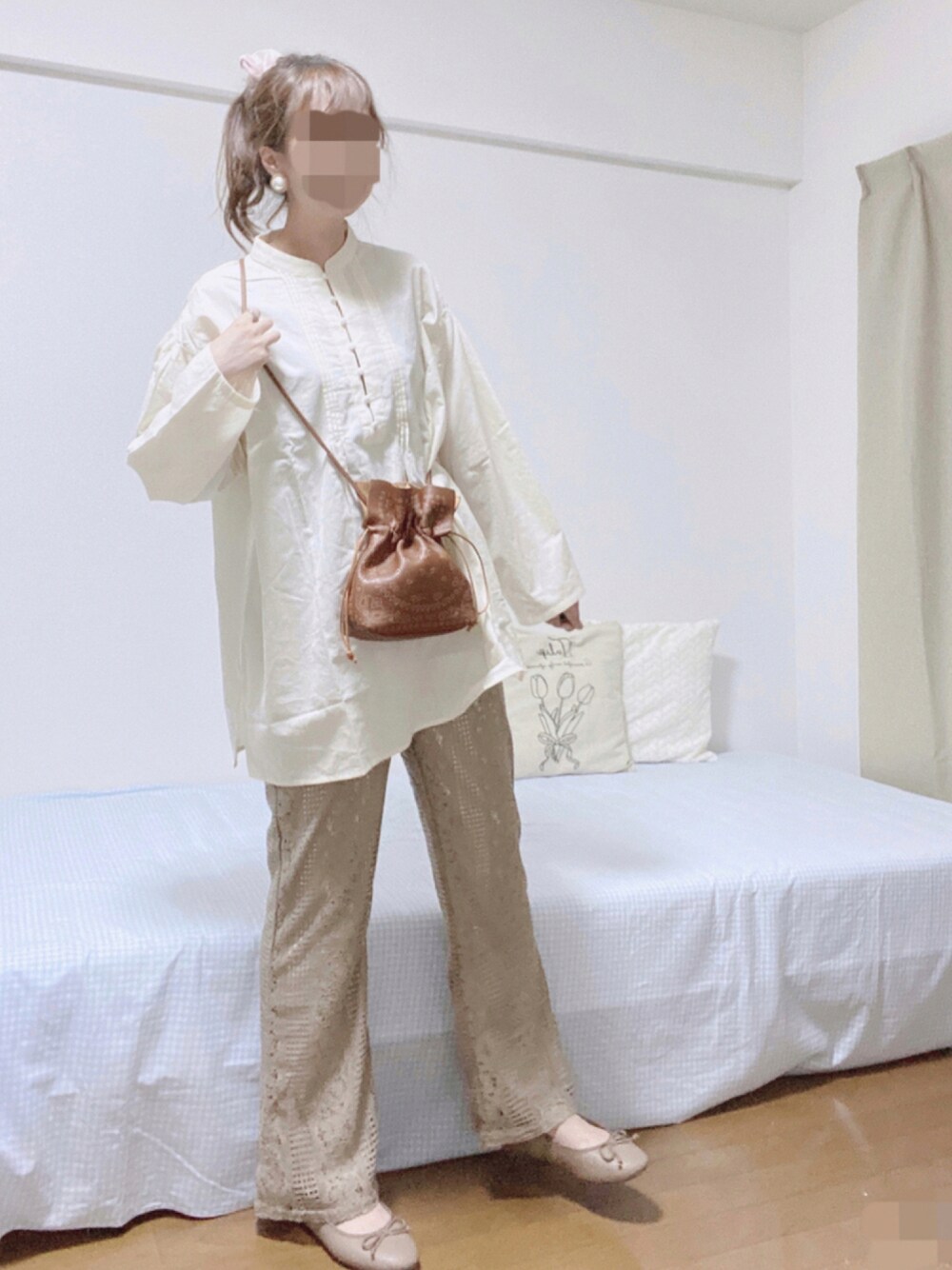 「淡色コーデ、ワントーンコーデ、プチプラコーデ、AmbreNeige、秋のコーデ、ootd、シンプル、大人カジュアル、韓国ファッション」｜「apres jour clairの【apres jour clair】レースパンツ【ZOZOTOWN限定アイテム】（その他パンツ、ブラウン系）」を使った、shiroさん（レディース・159cm）の秋コーディネートの1枚目の写真
