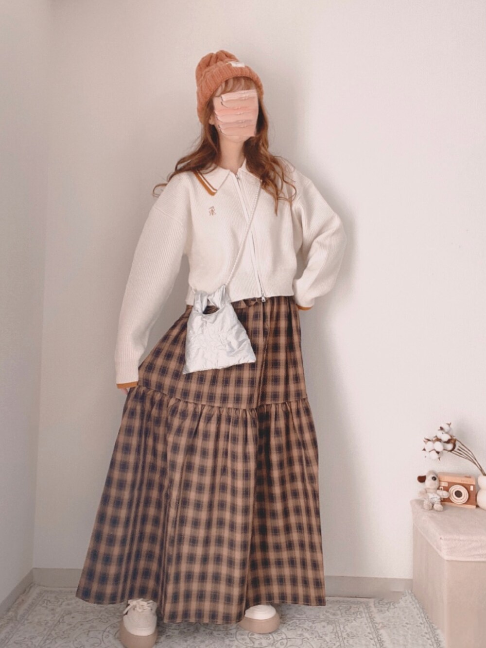 ホワイト系のニット/セーター、ベージュ系のワンピース、ベージュ系のスニーカーを着用したレディースの冬コーディネートの1枚目の写真