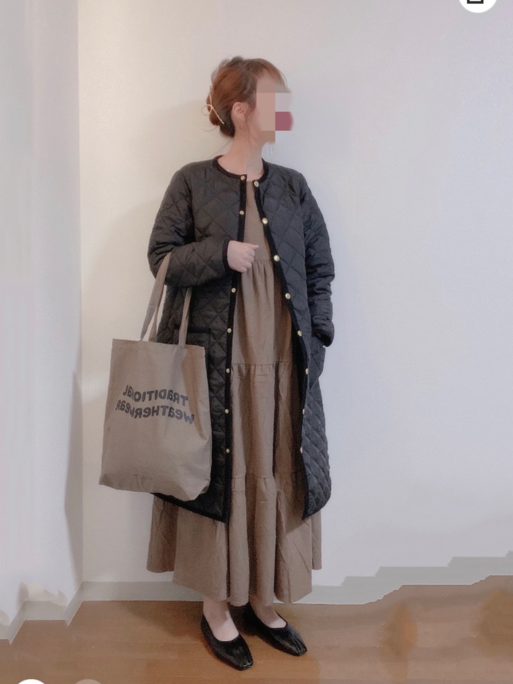 「きれいめカジュアル、Traditional Weatherwear、トラディショナルウェザーウエア、TWW、淡色コーデ、ワントーンコーデ、韓国ファッション、ワンピース、冬コーデ、PR」｜「RiiiKaの【RiiiKa/リーカ】スクエアトゥギャザーシューズ（パンプス、ブラック系）」を使った、shiroさん（レディース・159cm）の冬コーディネートの1枚目の写真