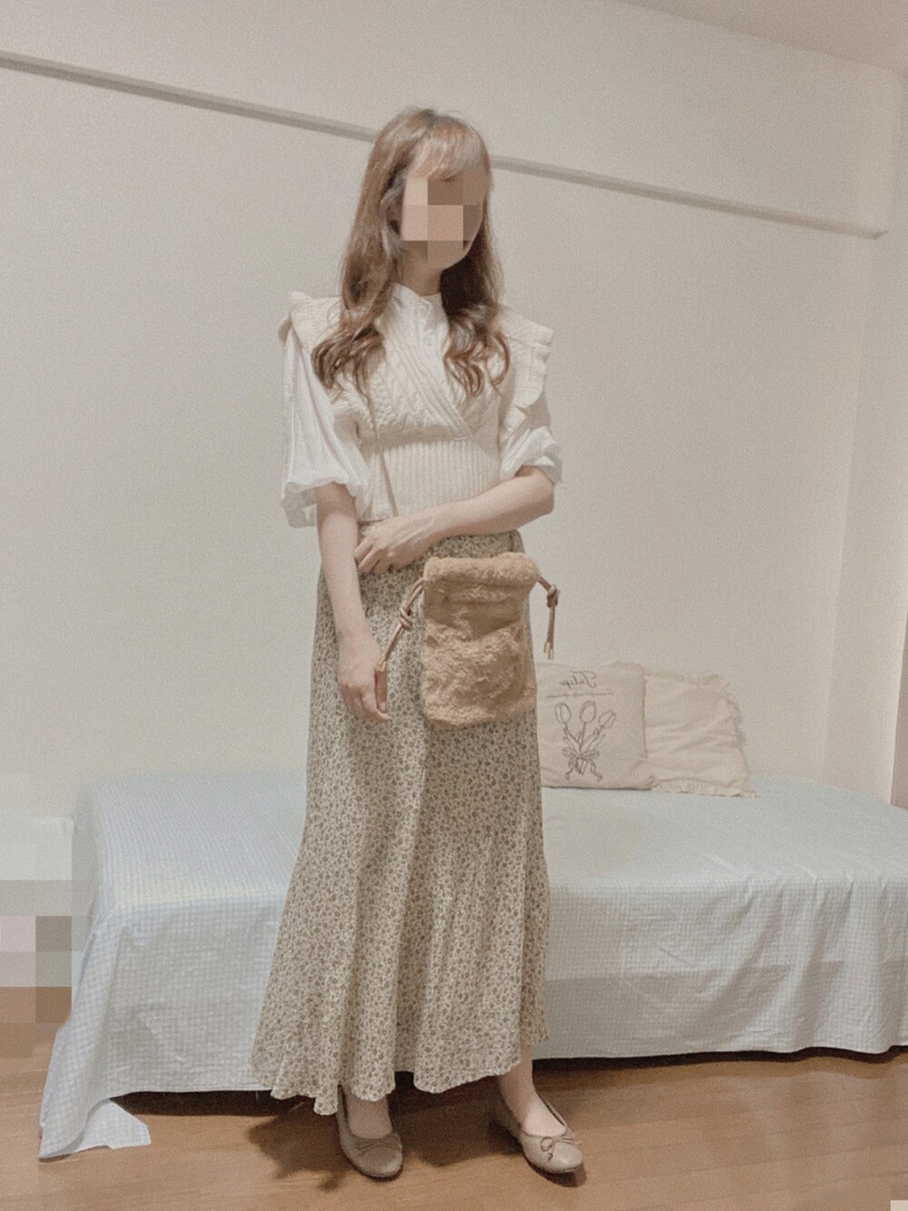 「スカート、ワントーンコーデ、秋のコーデ、プチプラ、ootd、淡色コーデ、オトナカジュアル、韓国ファッション、おしゃれさんと繋がりたい」｜「earth music&ecologyの切り替えシフォンマーメイドスカート ＊（スカート、ホワイト系）」を使った、shiroさん（レディース・159cm）の秋コーディネートの1枚目の写真