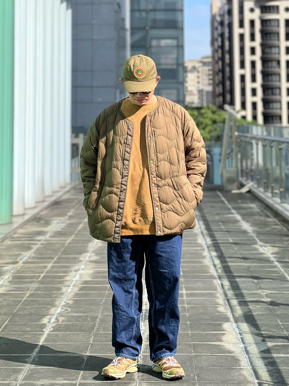 「UNIQLO、White Mountaineering、Liberaiders、BEAMS、SALOMON、HUMAN MADE、ootd、streetstyle、streetfashion、menswear、秋冬コーデ、休日スタイル、スニーカーコーデ、ストリート、ストリートコーデ」｜「UNIQLOのアイテム（ダウンジャケット/コート、グリーン系）」を使った、Colorholic manさん（メンズ・172cm）の秋コーディネートの1枚目の写真