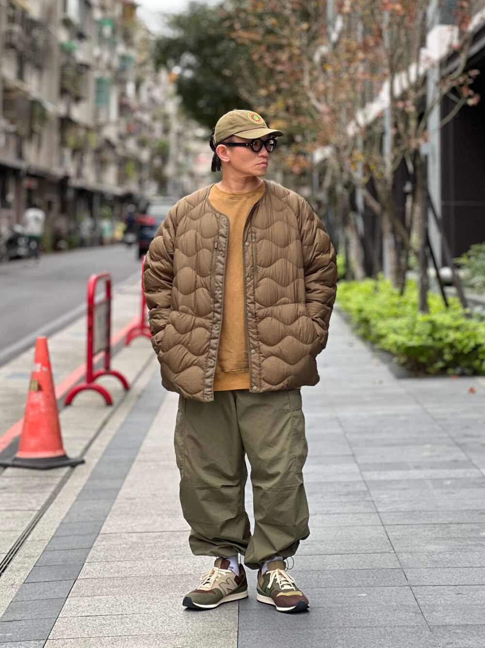 「UNIQLO、White Mountaineering、Liberaiders、GU、New Balance、BEAMS、HUMAN MADE、ootd、streetstyle、streetfashion、menswear、スニーカーコーデ、スニーカー、ミリタリー、ニューバランス」｜「Liberaidersのアイテム（スウェット、グリーン系）」を使った、Colorholic manさん（メンズ・172cm）の冬コーディネートの1枚目の写真