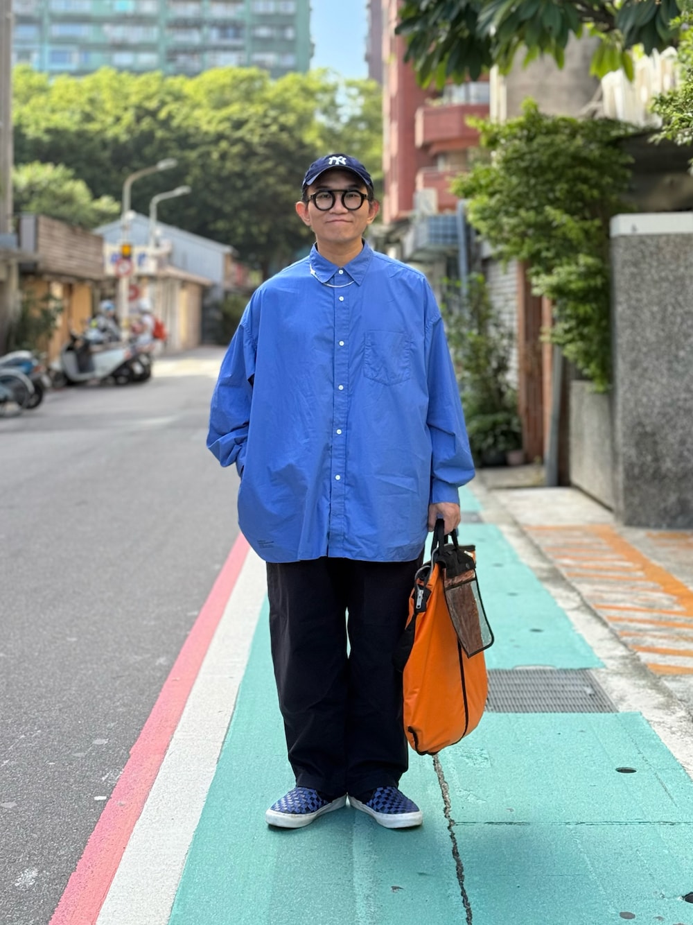ブルー系のシャツ/ブラウス、ブルー系のチノパンツ、ブルー系のスニーカーを着用したメンズの秋コーディネートの1枚目の写真
