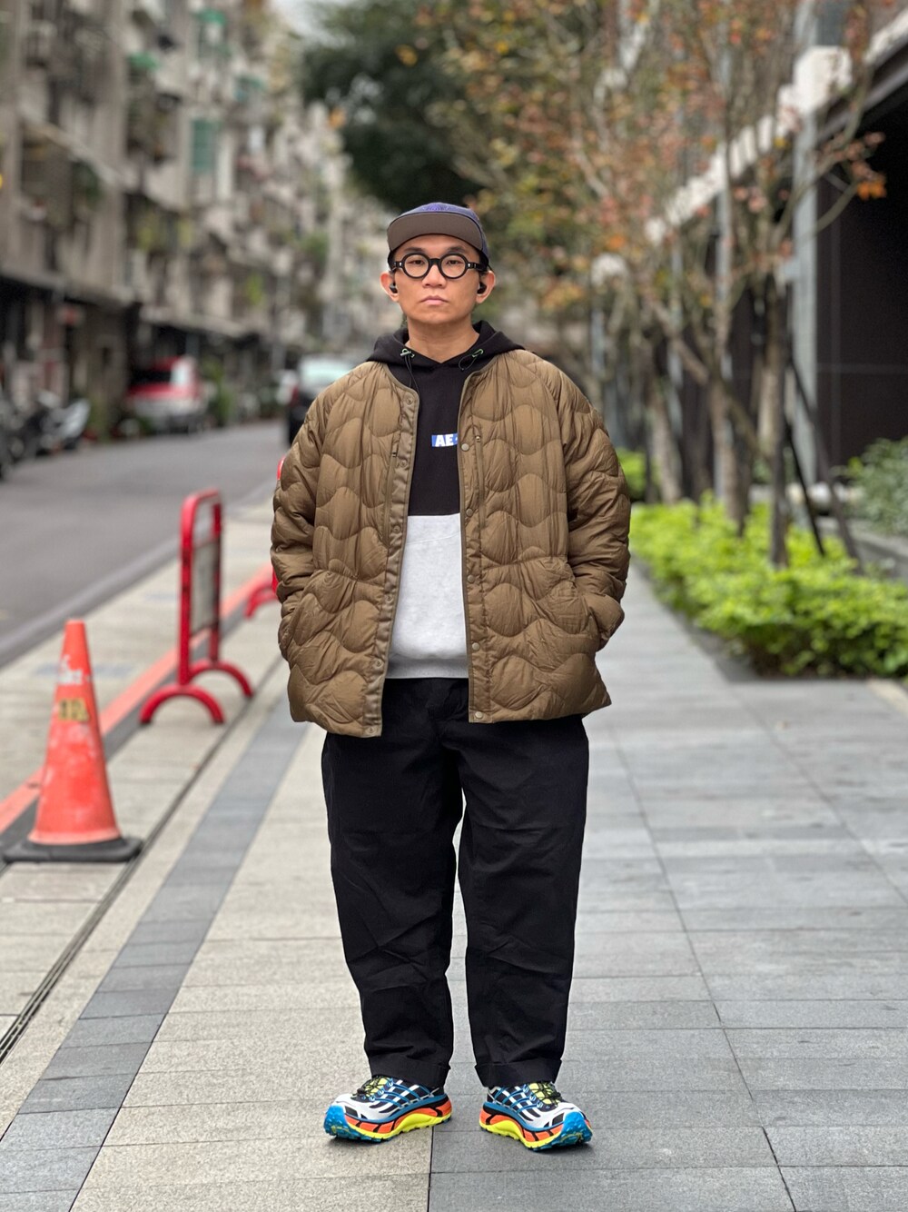 「UNIQLO、White Mountaineering、BEAMS、beams plus、HOKAONEONE、south2west8、ootd、streetstyle、streetfashion、menswear、ストリート、カジュアル」｜「ADER errorのアイテム（パーカー、その他）」を使った、Colorholic manさん（メンズ・172cm）の冬コーディネートの1枚目の写真