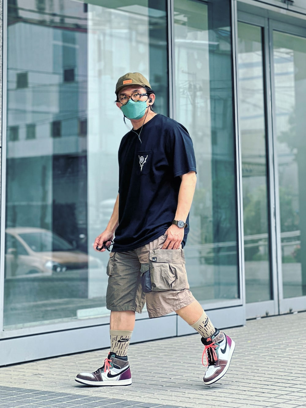 「south2west8、go slow caravan、Jordan、NIKE、universaloverall、niko and ...、ootd、streetstyle、streetfashion、menswear」｜「South2 West8のアイテム（Tシャツ/カットソー、ブラック系）」を使った、Colorholic manさん（メンズ・172cm）の春コーディネートの1枚目の写真