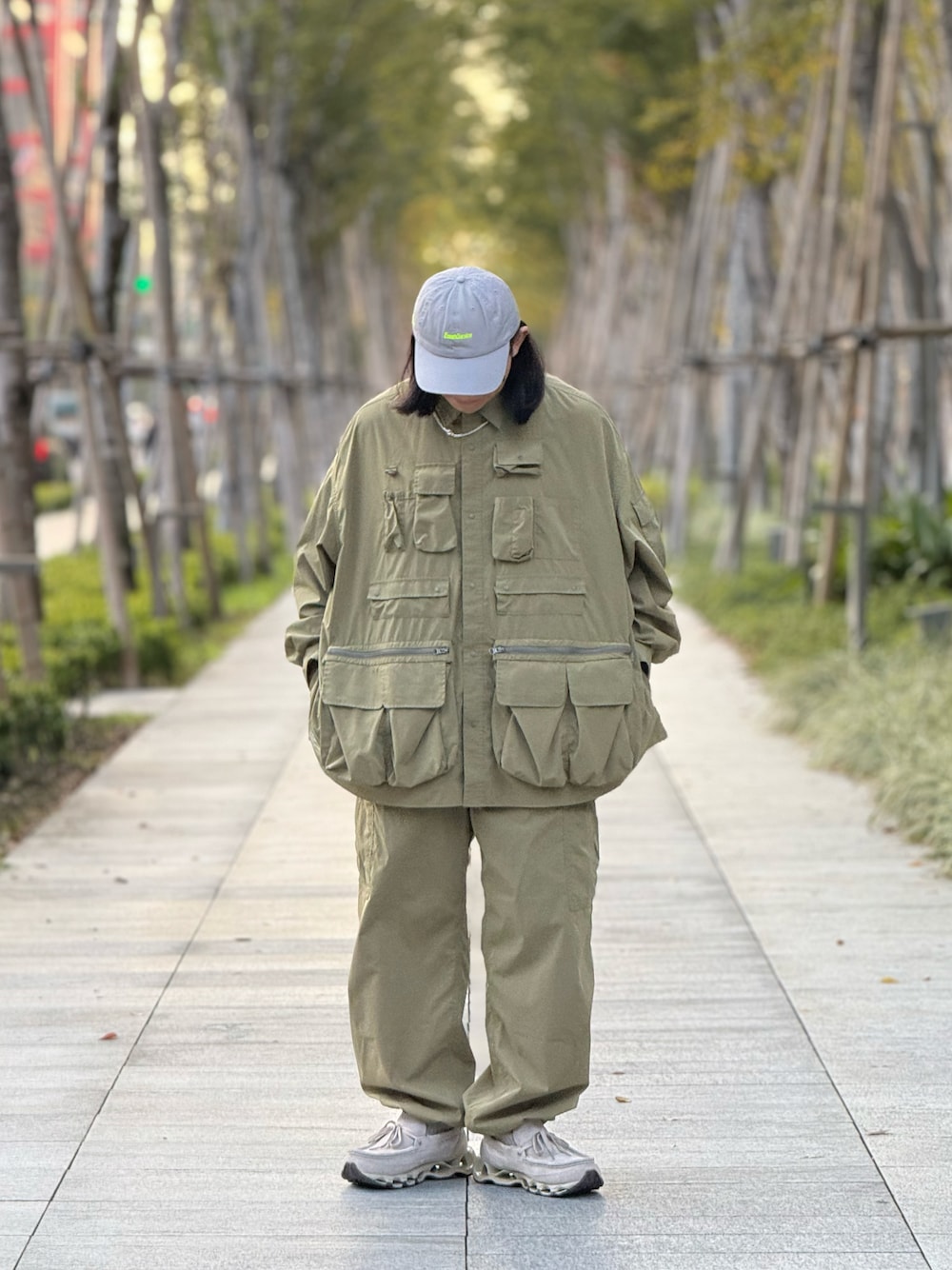 ベージュ系のシャツ/ブラウス、ベージュ系のチノパンツ、ベージュ系のスニーカーを着用したメンズの秋コーディネートの1枚目の写真