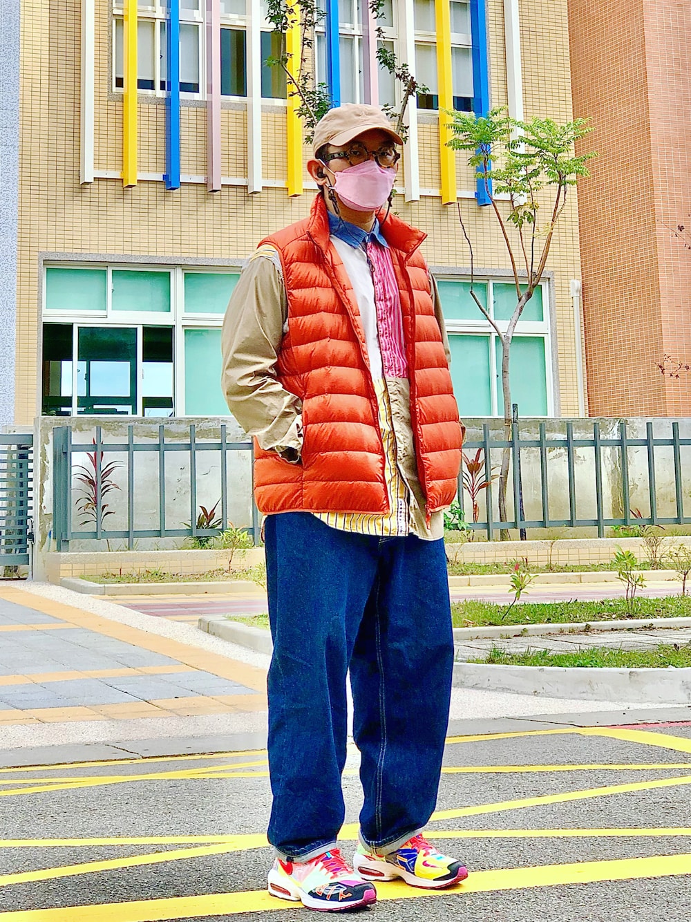 ブルー系のデニムパンツ、その他のスニーカー、その他のシャツ/ブラウスを着用したメンズの秋コーディネートの1枚目の写真