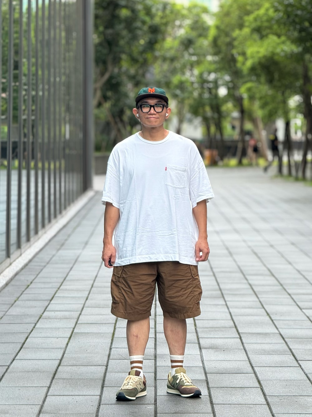 「Levi's、BEAMS、UNIQLO、New Balance、NEW ERA、ootd、wiwt、streetstyle、streetfashion、menswear」｜「Levi'sのアイテム（Tシャツ/カットソー、ホワイト系）」を使った、Colorholic manさん（メンズ・172cm）の夏コーディネートの1枚目の写真