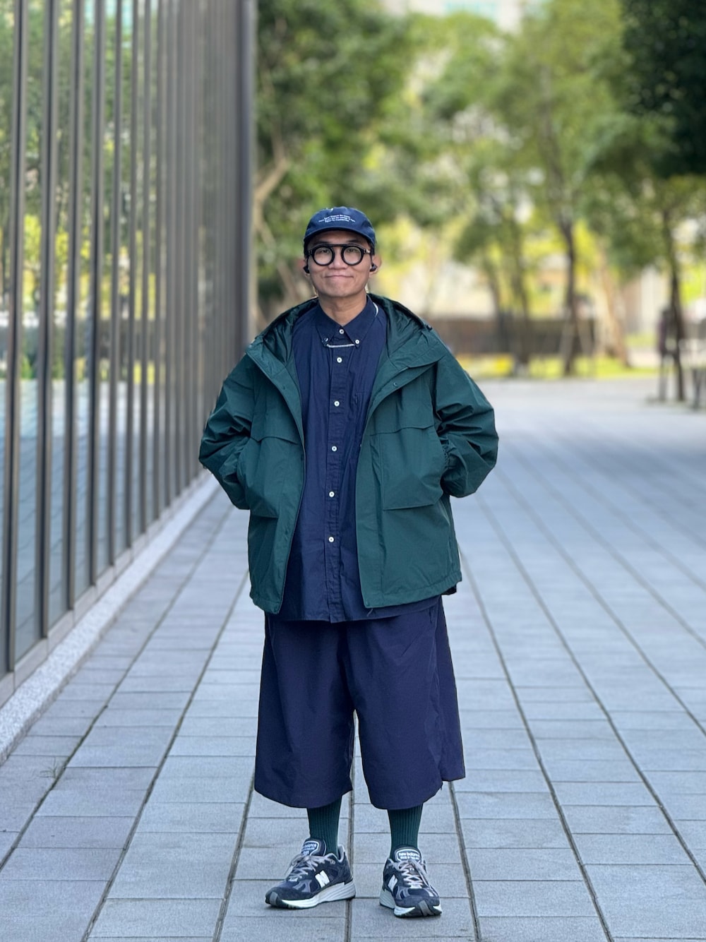 ブルー系のシャツ/ブラウス、グリーン系のマウンテンパーカー、ブルー系のカーゴパンツを着用したメンズの冬コーディネートの1枚目の写真