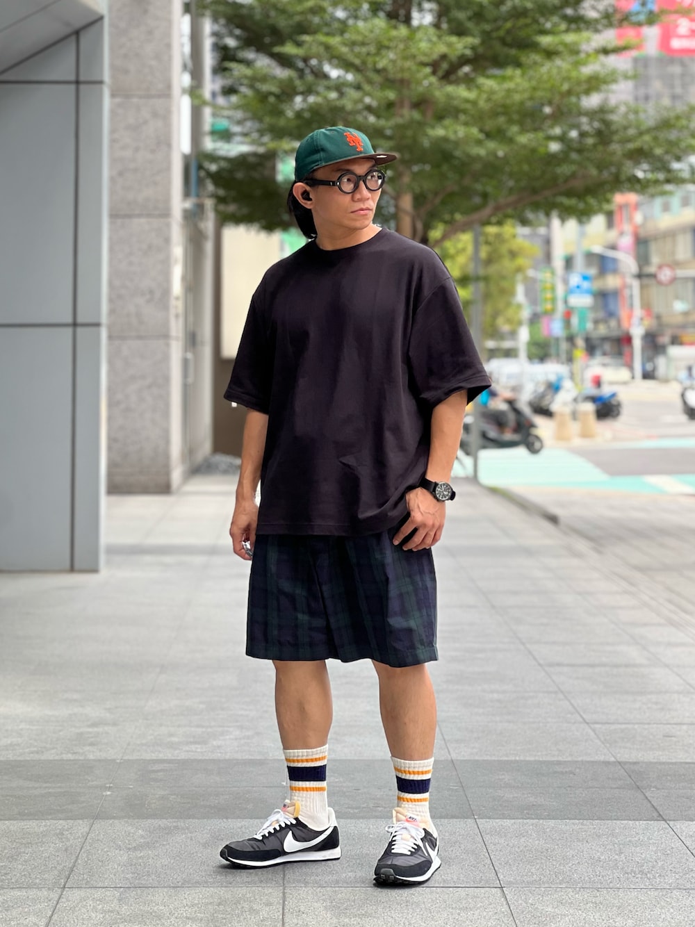 「UNIQLO、BEAMS、NIKE、NEW ERA、ootd、streetstyle、streetfashion、menswear、ストリートコーデ、スニーカーコーデ、スニーカー、ストリート」｜「BEAMSのアイテム（その他パンツ、グリーン系）」を使った、Colorholic manさん（メンズ・172cm）の夏コーディネートの1枚目の写真