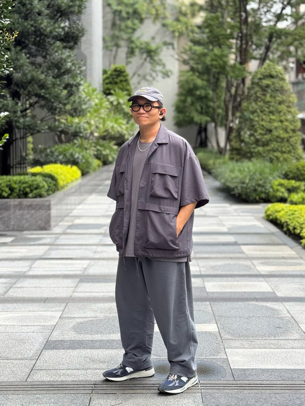 「New Balance、UNIQLO、FreshService、wiwt、ootd、streetstyle、streetfashion、menswear」｜「UNIQLOのアイテム（チノパンツ、グレー系）」を使った、Colorholic manさん（メンズ・172cm）の夏コーディネートの1枚目の写真