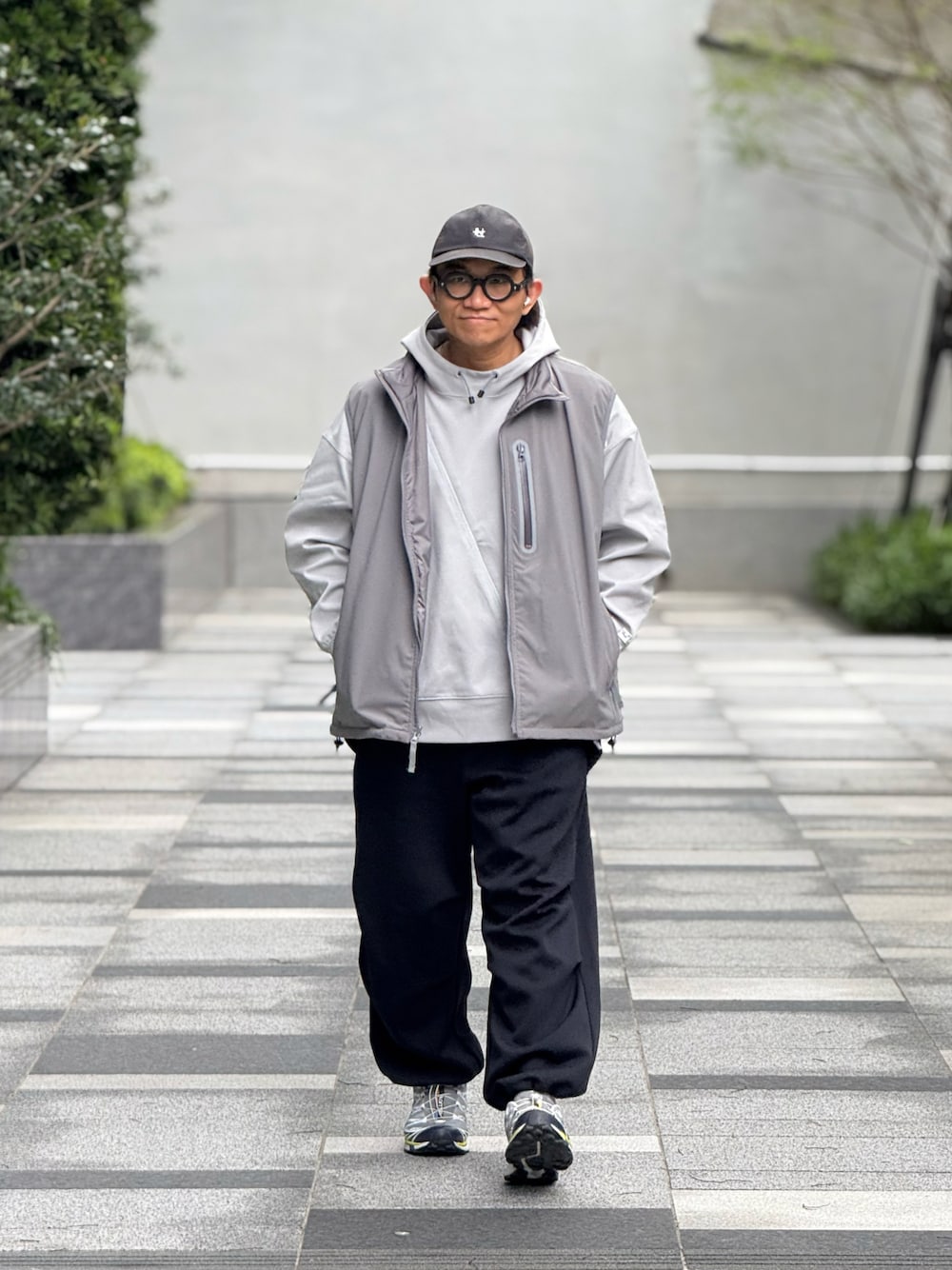 「BEAMS、CMF Outdoor Garment、COMFY OUTDOOR GARMENT

、SALOMON、nanamica、ootd、wiwt、streetstyle、streetfashion、menswear、カジュアルコーデ、グレー、春服コーデ、ストリートコーデ、スウェットコーデ」｜「nanamicaのアイテム（キャップ、ブラック系）」を使った、Colorholic manさん（メンズ・172cm）の春コーディネートの1枚目の写真