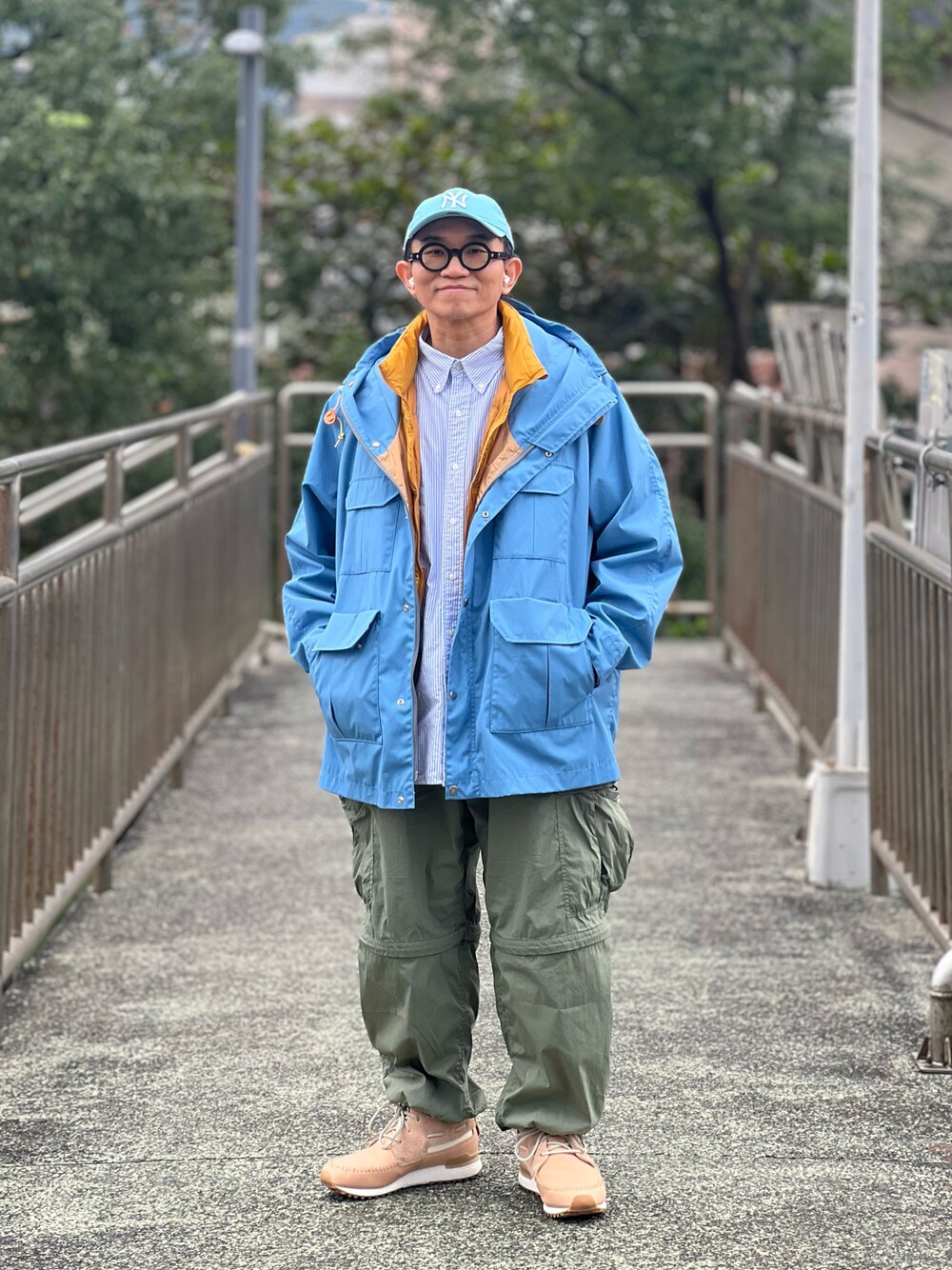 「THE NORTH FACE PURPLE LABEL、UNIQLO、BEAMS、ssz、NEW ERA、MoMA、adidas originals、END、ootd、wiwt、メガネ男子、ストリートコーデ、ファッションを楽しもう」｜「THE NORTH FACE PURPLE LABELのアイテム（トレンチコート、ブルー系）」を使った、Colorholic manさん（メンズ・172cm）の冬コーディネートの1枚目の写真