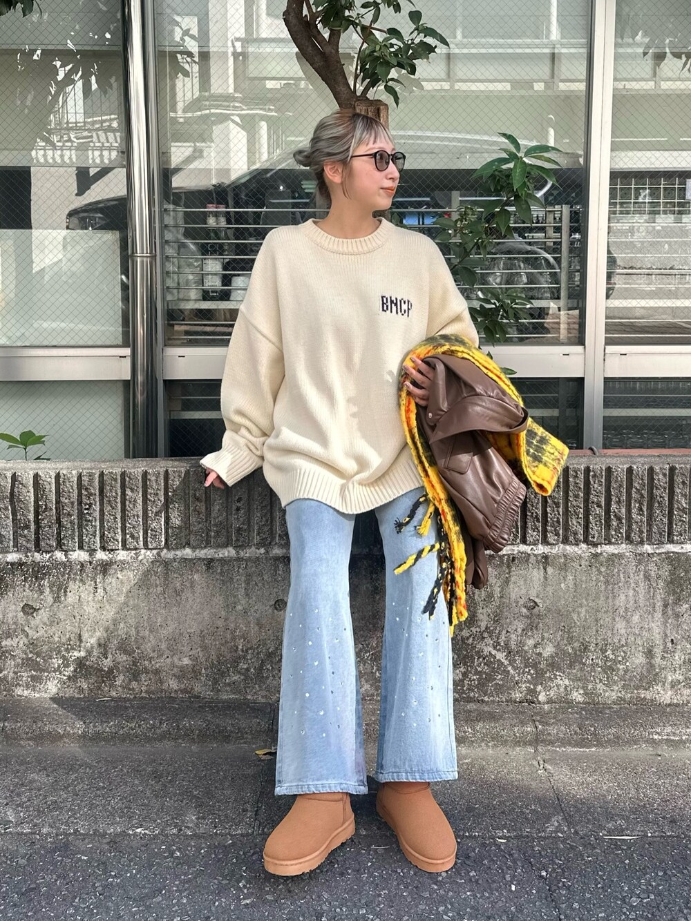 ホワイト系のニット/セーター、ブルー系のデニムパンツを着用したレディースの冬コーディネートの1枚目の写真