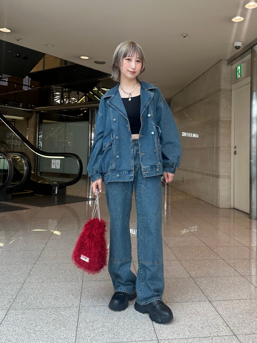 ブルー系のその他パンツ、レッド系のショルダーバッグ、ブルー系のテーラードジャケットを着用したレディースの秋コーディネートの1枚目の写真