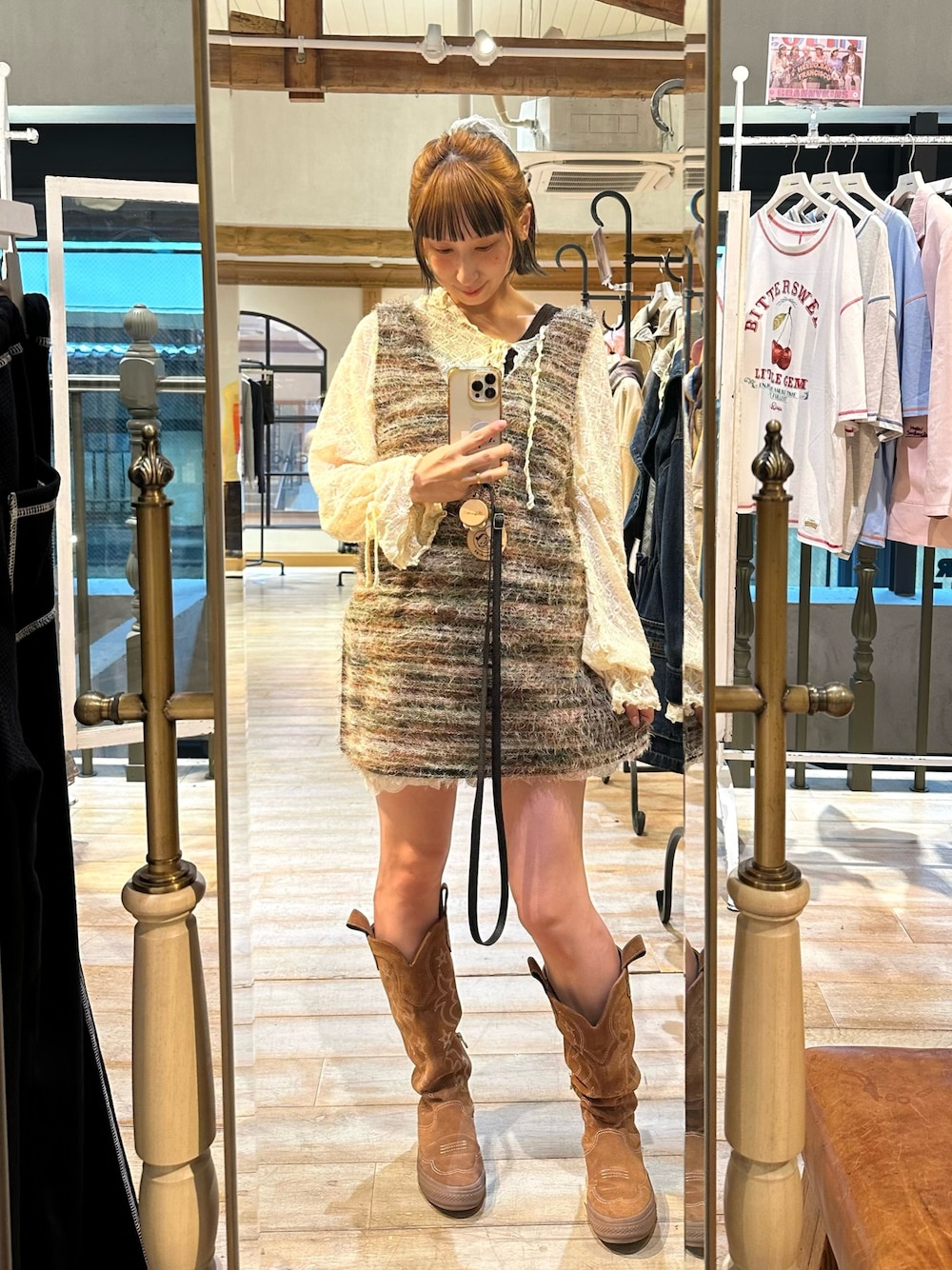グリーン系のベスト、ホワイト系のTシャツ/カットソーを着用したレディースの秋コーディネートの1枚目の写真
