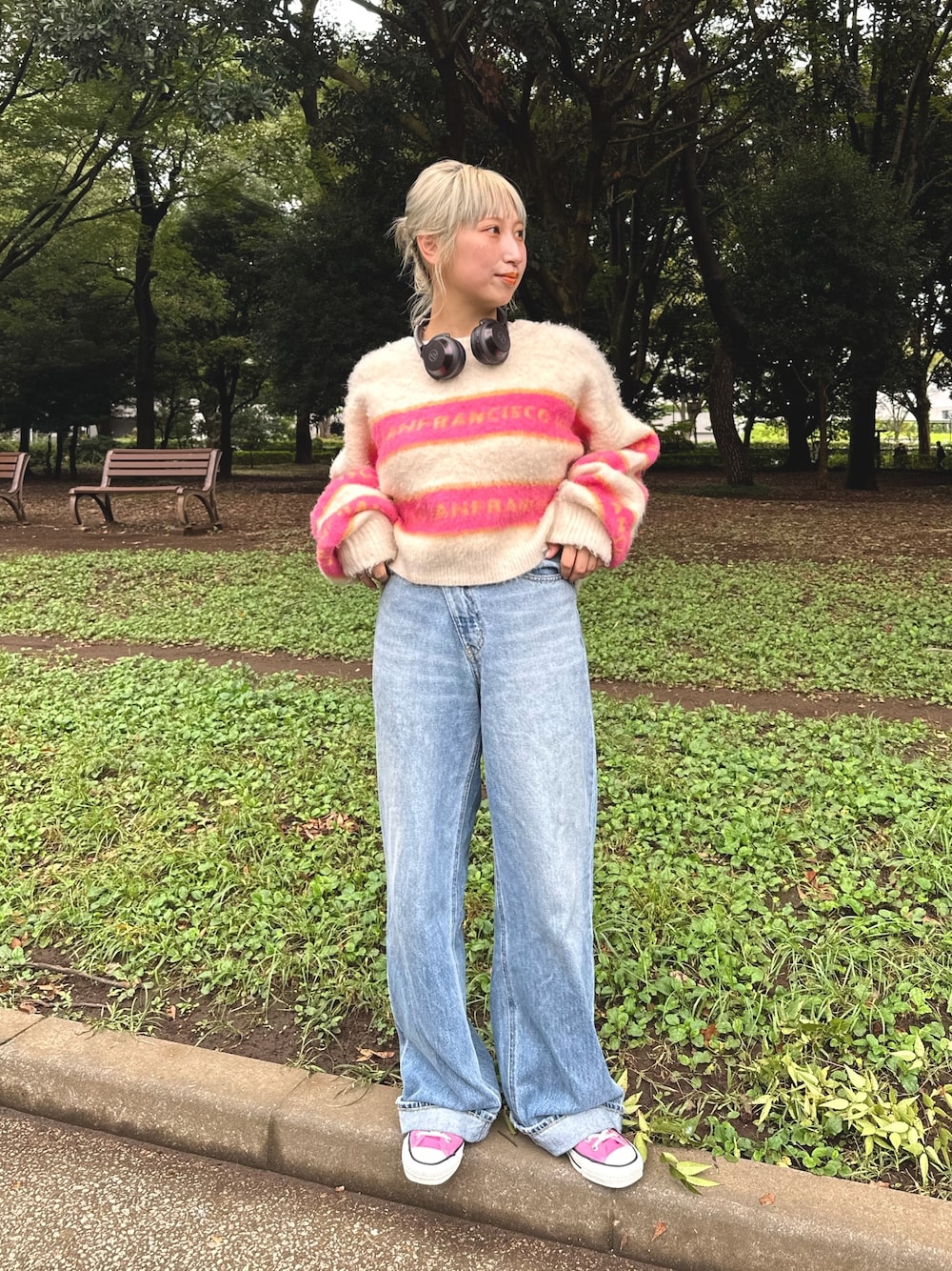 「秋服まるっと大公開、ニット、デニム、ストリート、秋のコーデ、ビッグシルエット」｜「HELLO.SANFRANCISCOの【HELLO.SANFRANCISCO/ハローサンフランシスコ】ブラッシングジャガードロゴニット（ニット/セーター、ホワイト系）」を使った、arisa okitaさん（レディース・162cm）の秋コーディネートの1枚目の写真