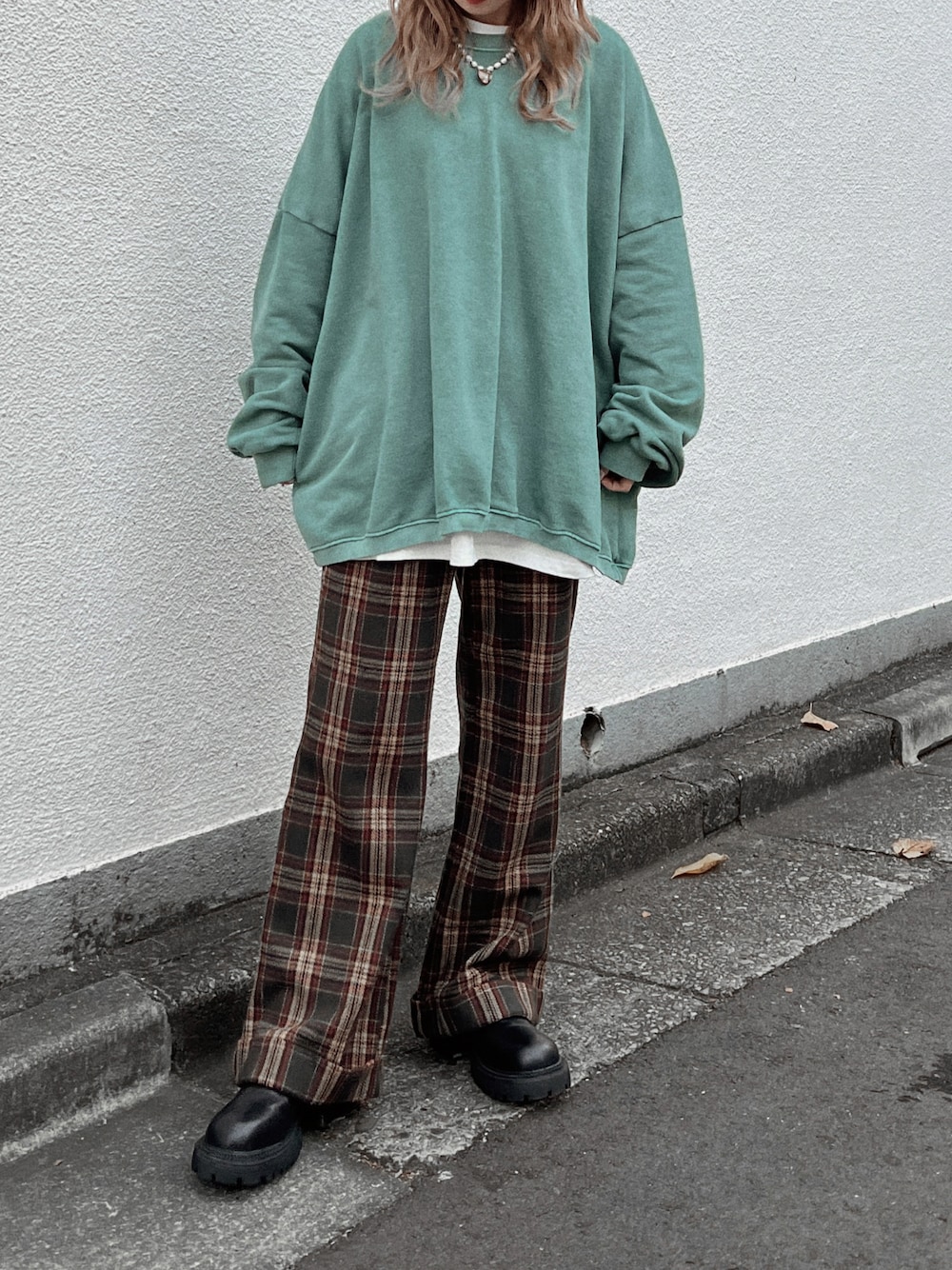 「flugge、ビッグシルエット、ブーツ、レイヤードスタイル、私の推しブランド、シンプルコーデ、チェック、チェックパンツ、スウェット、グリーン」｜「Fluggeのwool check PT/ウールチェックパンツ（その他パンツ、グリーン系）」を使った、Nanamiさん（レディース・156cm）の冬コーディネートの1枚目の写真