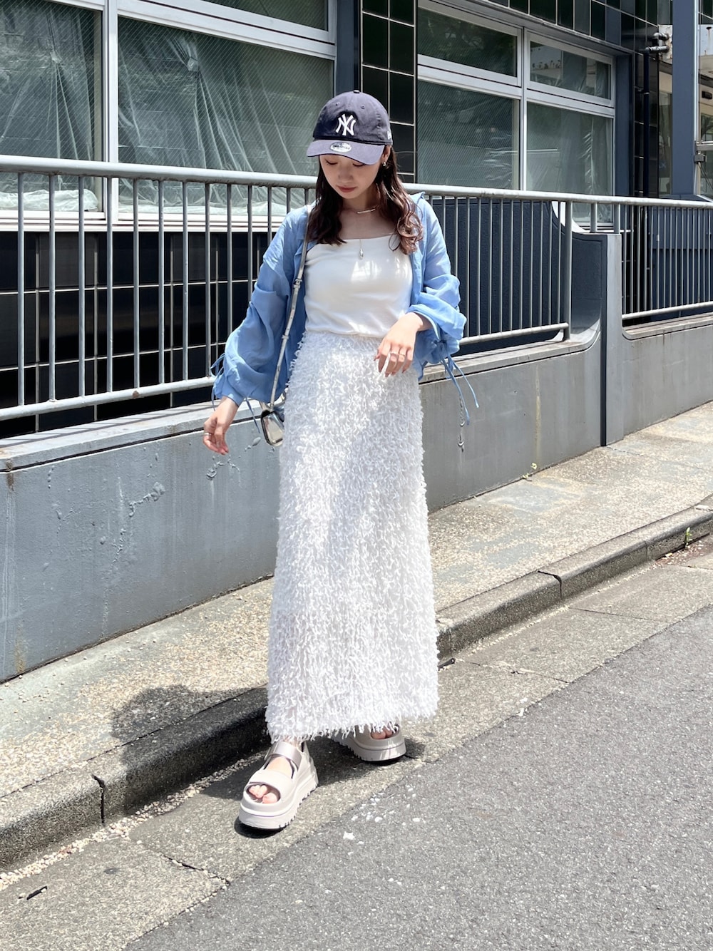 UGGのスニーカー（グレー系）を使った人気ファッション
