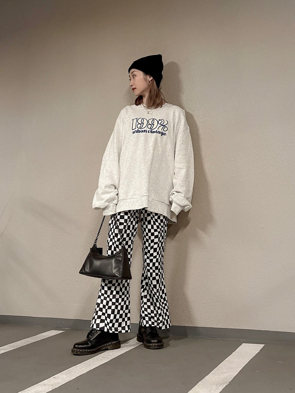 「私の推しブランド、冬コーデ、ボリューム袖、ストリート、ACLENT、ニット帽、ビーニー、フラッグチェック、チェックパンツ、チェッカーフラッグ、スウェット」｜「ACLENTのアイテム（トップス、グレー系）」を使った、Nanamiさん（レディース・156cm）の冬コーディネートの1枚目の写真
