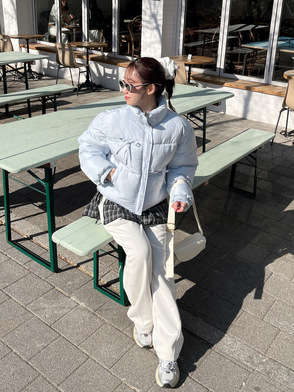 「ラフコーデ、ブルー、カラーコーデ、韓国旅行、韓国ファッション、旅行コーデ、レイヤードスタイル、スウェットパンツ、ダウンジャケット」｜「ROLAROLAのアイテム（ダウンジャケット/コート、ブルー系）」を使った、Nanamiさん（レディース・156cm）の春コーディネートの1枚目の写真