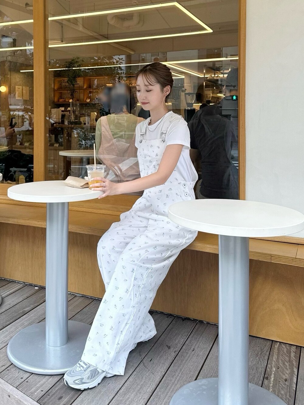 「秋っぽコーデ更新中、秋服コーデ、シンプルコーデ、オトナカジュアル、サロペット」｜「Fluggeのアイテム（サロペット/オーバーオール、ホワイト系）」を使った、Nanamiさん（レディース・156cm）の秋コーディネートの1枚目の写真