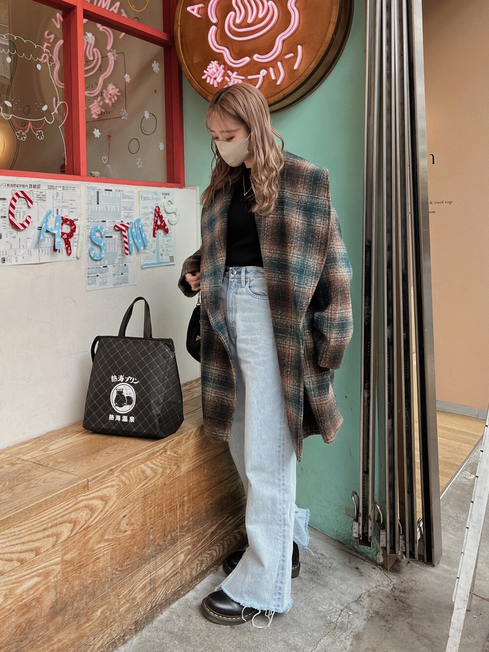 「flugge、冬コーデ、デニム、Dr.Martens、クリスマスに着たい服、マイベストコーデ2022、チェックコート、あったかコーデ、休日スタイル、カジュアル」｜「Fluggeのcheck shawl collar middle CT/チェック柄ショールカラーミドルコート（その他アウター、グリーン系）」を使った、Nanamiさん（レディース・156cm）の冬コーディネートの1枚目の写真