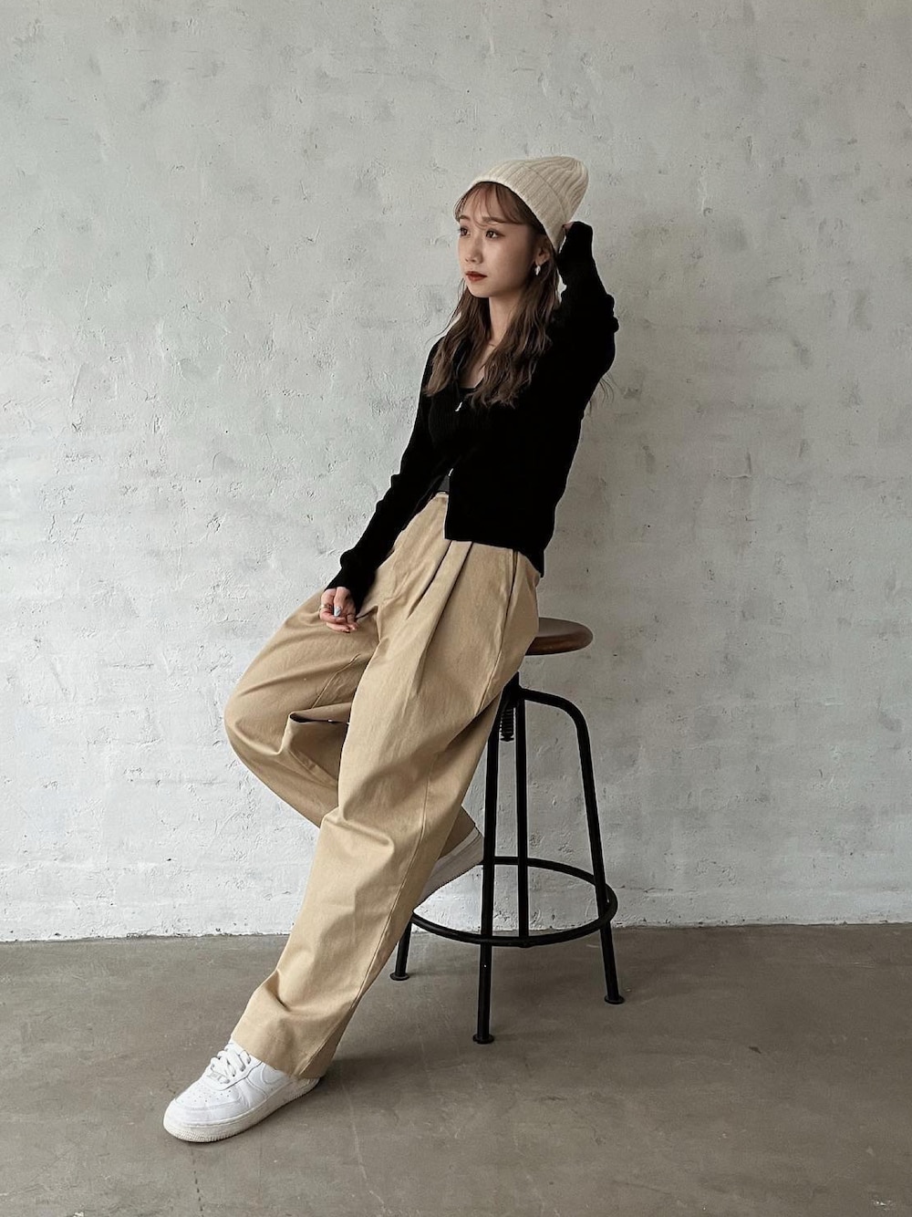「シンプルコーデ、ビーニー、ニット帽、チノパン、エアフォースワン、NIKE、白スニーカー、スニーカー、クリスマスに着たい服、マイベストコーデ2022、休日スタイル、韓国ファッション、ニット、flugge」｜「LAGUA GEMのSHAGGY KNIT BEANIE（ニットキャップ/ビーニー、ホワイト系）」を使った、Nanamiさん（レディース・156cm）の冬コーディネートの1枚目の写真