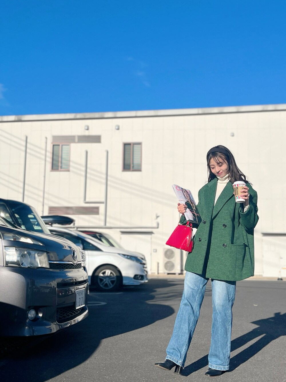 「テーラードコート、デニム、デニムパンツ、タートルネック、snidel、LouisVuitton、低身長、低身長コーデ、低身長女子、冬のコーデ、ブーツスタイル、冬コート、パンツコーデ、ミニバッグ、クリスマスに着たい服」｜「YANUKのアイテム（デニムパンツ、ブルー系）」を使った、かぉさん（レディース・152cm）の冬コーディネートの1枚目の写真