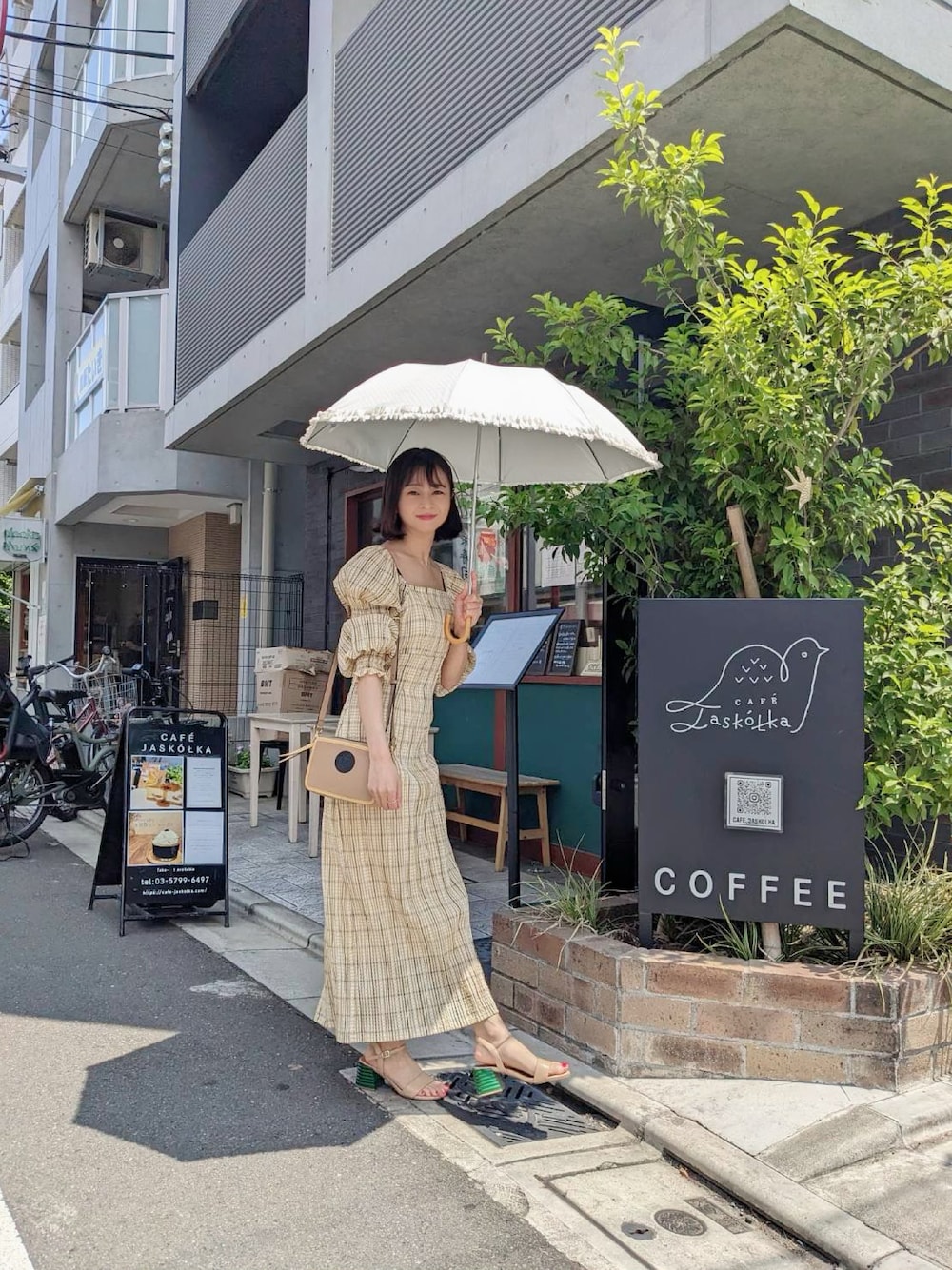 「夏、サンダルコーデ、夏服コーデ、オトナカワイイ、大人コーデ、休日スタイル、低身長女子、ラフコーデ、ワンピース、カジュアルガーリー、低身長、チェックワンピース、低身長コーデ」｜「Cheekのスクエアネックチェックワンピース（ワンピース、イエロー系）」を使った、かぉさん（レディース・152cm）の夏コーディネートの1枚目の写真