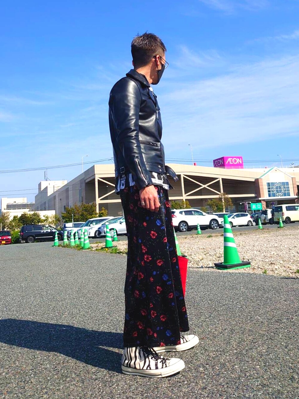 「シンプルコーデ、柄オン柄、スニーカー、大人コーデ、ワイドパンツ、ルイスレザー、チャックテイラー、CT70s、古着MIX、英国トラッド、英国、ミックススタイル、春コーデ、楽チンコーデ、サイクロン」｜「Lewis Leathersのアイテム（ライダースジャケット、ブラック系）」を使った、たけしゃたばさん（メンズ・178cm）の春コーディネートの1枚目の写真