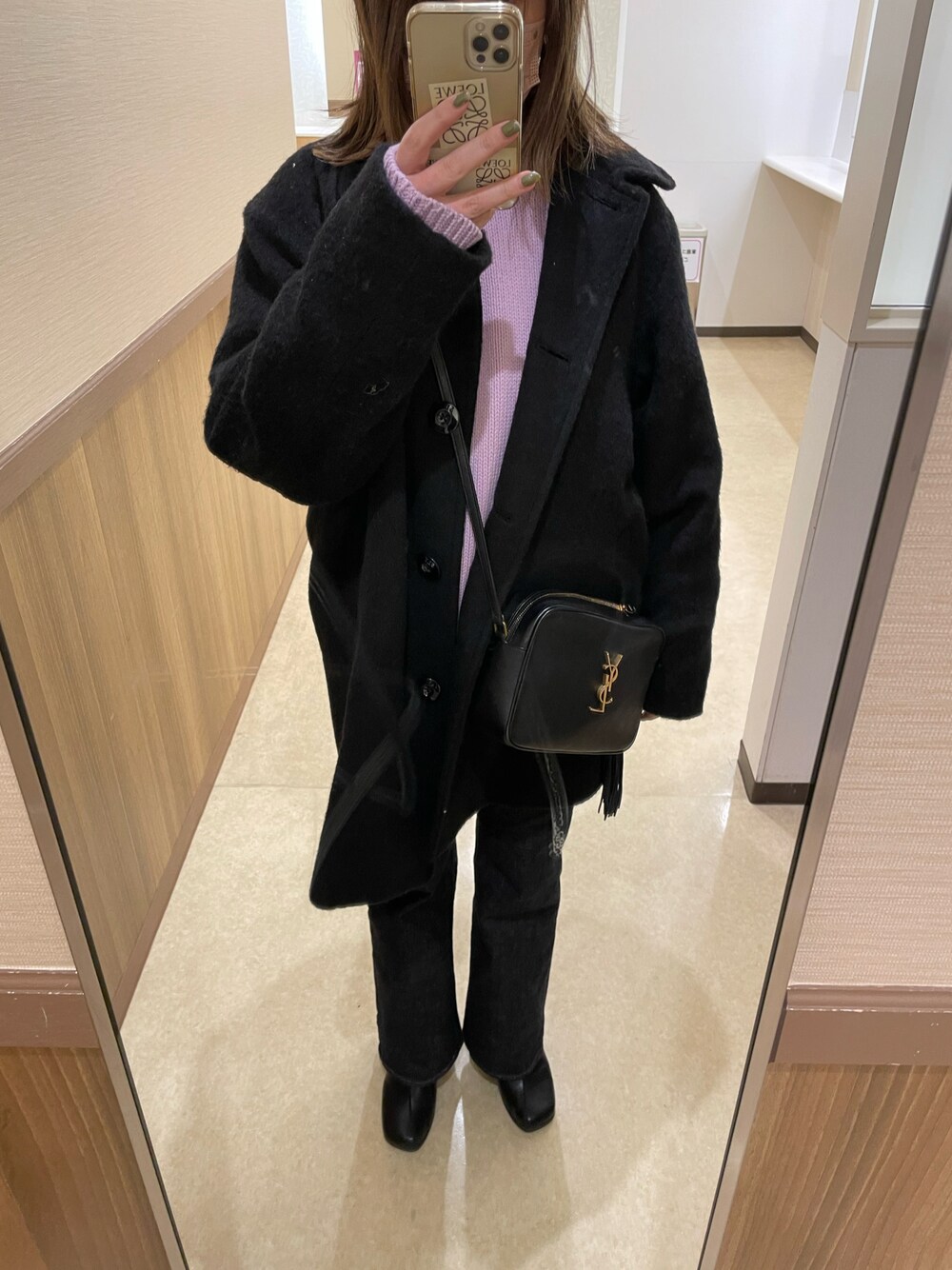 「オトナカジュアル、低身長、シンプルコーデ、フレアパンツ、ショートブーツ」｜「MOUSSYのBACK SLIT OVER ニット（ニット/セーター、パープル系）」を使った、meguuuさん（レディース・156cm）の冬コーディネートの1枚目の写真