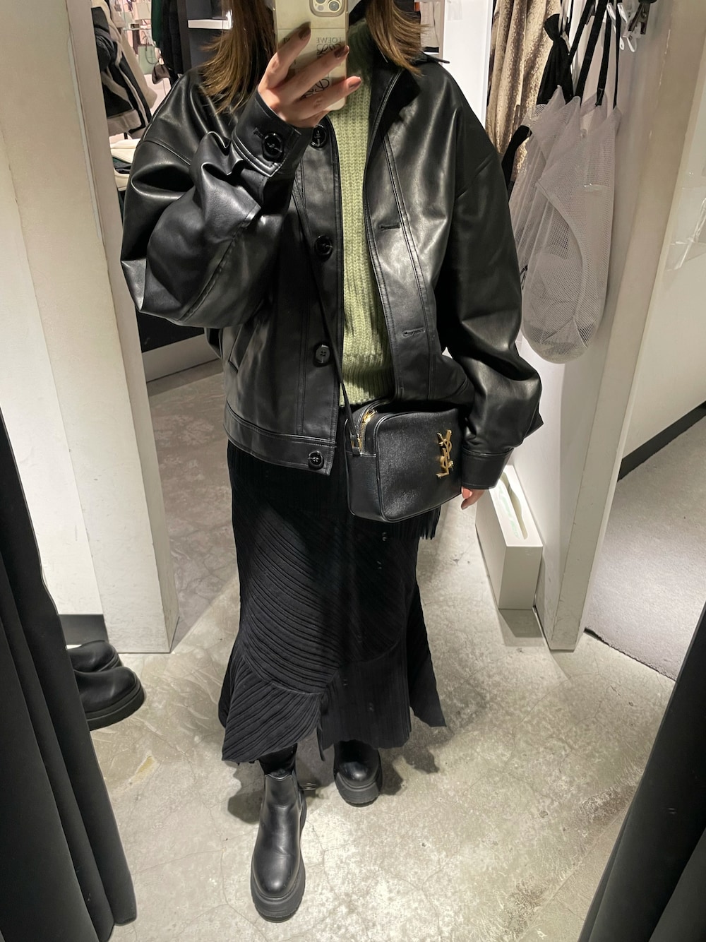「休日スタイル、オトナカジュアル、低身長、スカートスタイル、ブラックコーデ」｜「M_の【M_】RIB KNIT スカート（スカート、ブラック系）」を使った、meguuuさん（レディース・156cm）の秋コーディネートの1枚目の写真