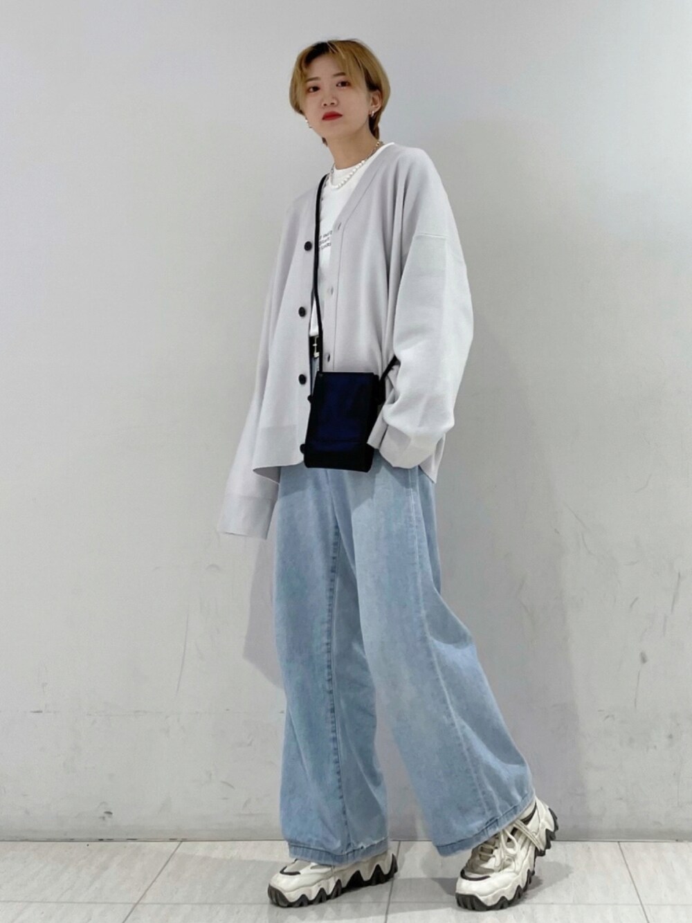 「カーディガン、ビッグシルエット、休日スタイル、メンズライク、デニムパンツ、白スニーカー、プチプラ、ラフ、休日コーデ、ミニバッグ」｜「JUNREDの【ルーズシルエット】BIGカーディガン（カーディガン/ボレロ、グレー系）」を使った、shioriさん（レディース・164cm）の秋コーディネートの1枚目の写真