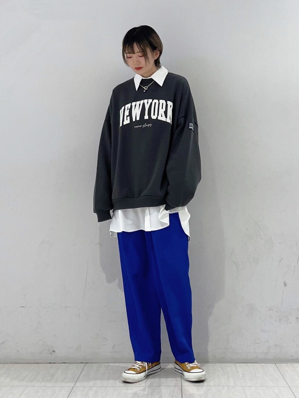 「コンバース、シンプル、カラーパンツ、ストリート、レイヤードスタイル、メンズライク、プチプラ、Junred、韓国ファッション、私の推しブランド」｜「JUNREDのNEW YORKスウェットクルー（スウェット、グレー系）」を使った、shioriさん（レディース・164cm）の冬コーディネートの1枚目の写真