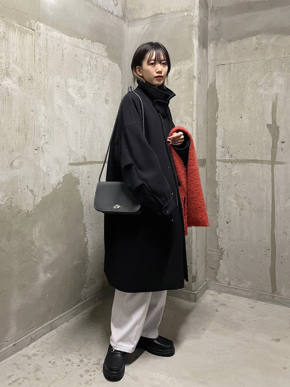 「ブラック、ローファー、冬コーデ、ロングコート、休日スタイル、ワイドパンツ、メンズライク、モード、シンプルスタイル、Junred」｜「JUNREDのウーリーニットアーバンフィールドオーバーコート（その他アウター、ブラック系）」を使った、shioriさん（レディース・164cm）の冬コーディネートの1枚目の写真