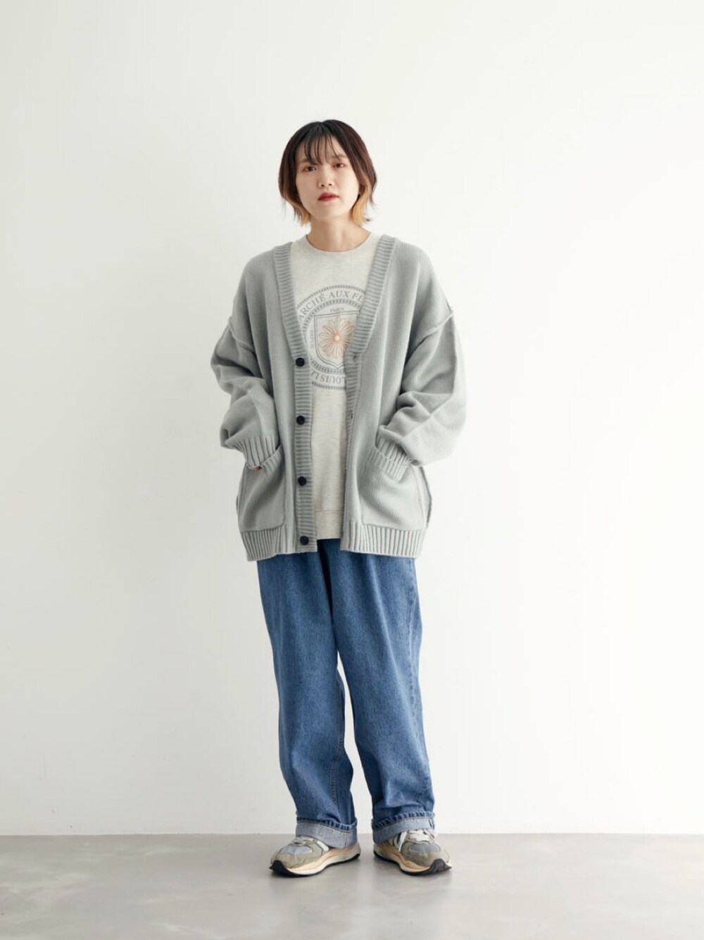「カーディガン、スニーカー、デニム、ビッグシルエット、オーバーサイズ、メンズライク、プチプラ、シンプルコーデ、Junred、秋コーデ」｜「JUNREDのエフォートレスニットルーズカーディガン（カーディガン/ボレロ、グリーン系）」を使った、shioriさん（レディース・164cm）の秋コーディネートの1枚目の写真
