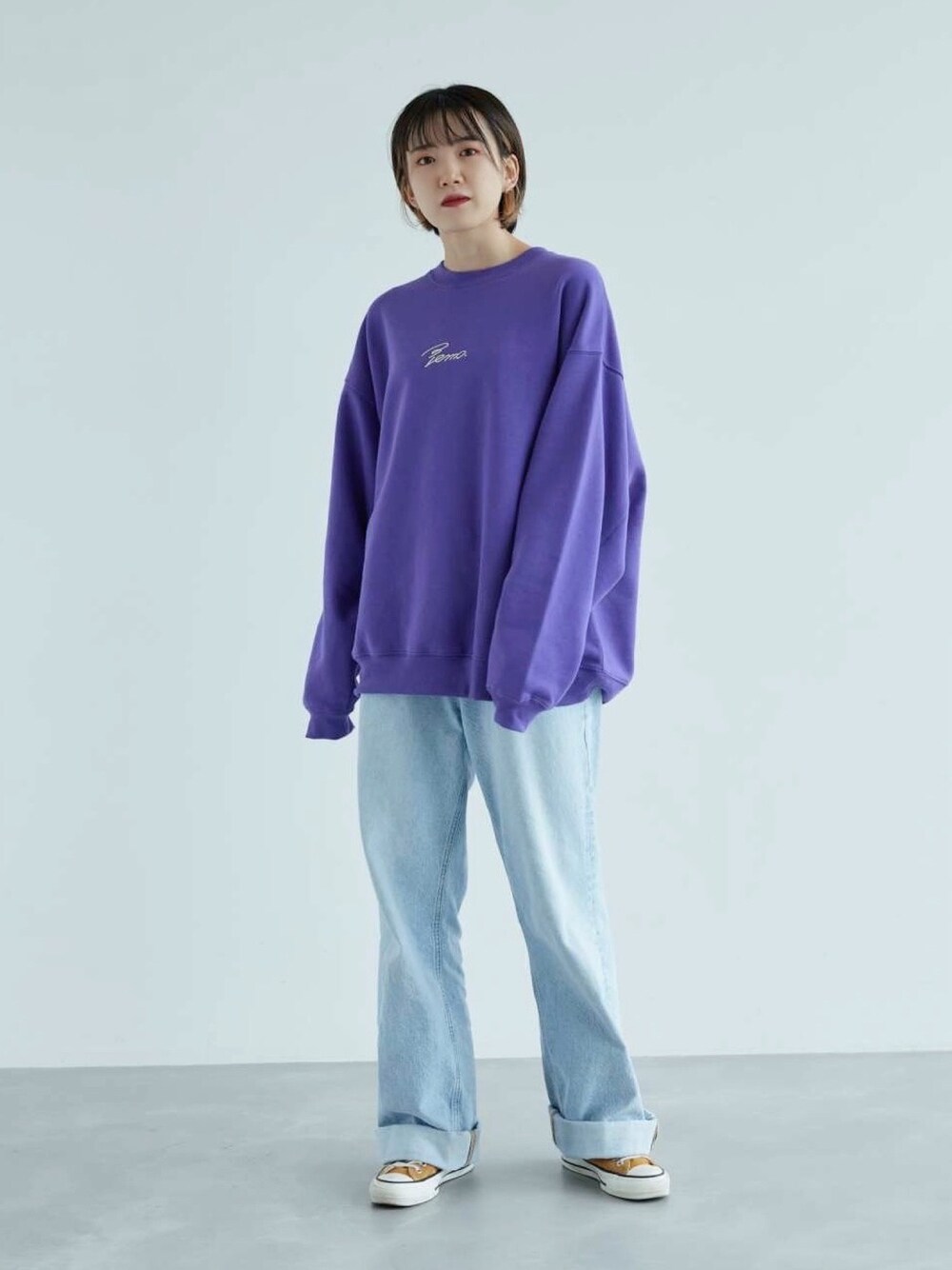 「スウェット、スニーカー、デニム、コンバース、ビッグシルエット、converse、ストリート、メンズライク、プチプラ、Junred」｜「JUNREDのサンレモ×JUNRed / クルーネックバルーンスリーブスウェット（スウェット、パープル系）」を使った、shioriさん（レディース・164cm）の秋コーディネートの1枚目の写真
