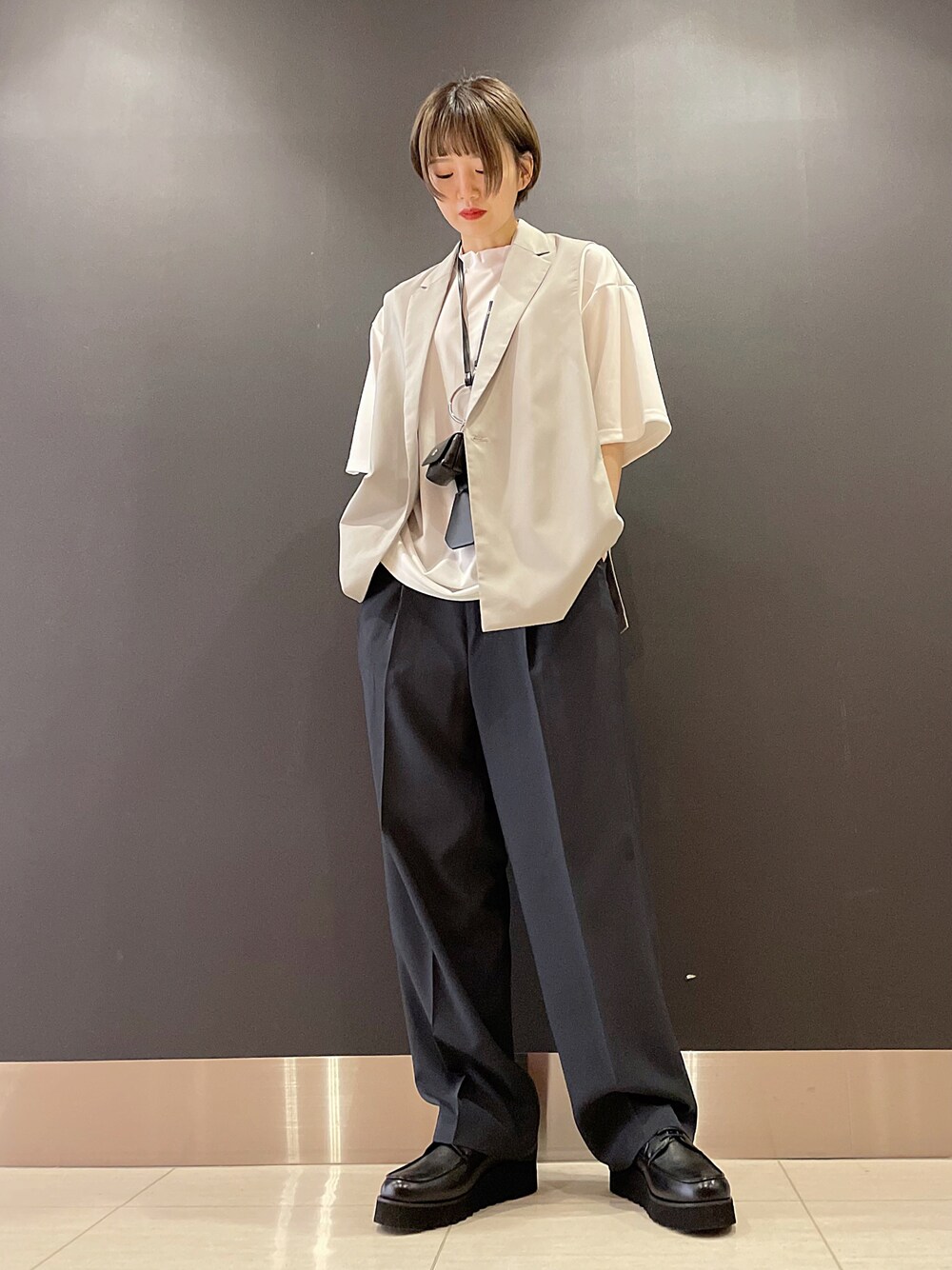 「ビッグシルエット、プチプラ、ラフ、休日コーデ、ジレ、きれいめカジュアル、ootd、春夏コーデ、Junred、オトナカジュアル」｜「JUNREDのラウンドモックネックBIGTシャツ（Tシャツ/カットソー、ホワイト系）」を使った、shioriさん（レディース・164cm）の春コーディネートの1枚目の写真