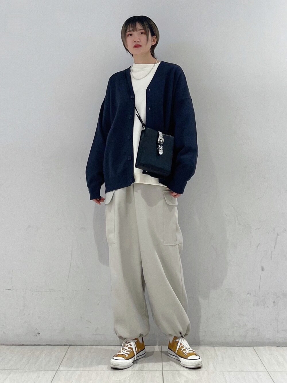 「カーディガン、スウェット、スニーカー、コンバース、シンプル、カーゴパンツ、メンズライク、ミニバッグ、Junred、私の推しブランド」｜「JUNREDのミラノリブカーディガン（カーディガン/ボレロ、ブルー系）」を使った、shioriさん（レディース・164cm）の冬コーディネートの1枚目の写真