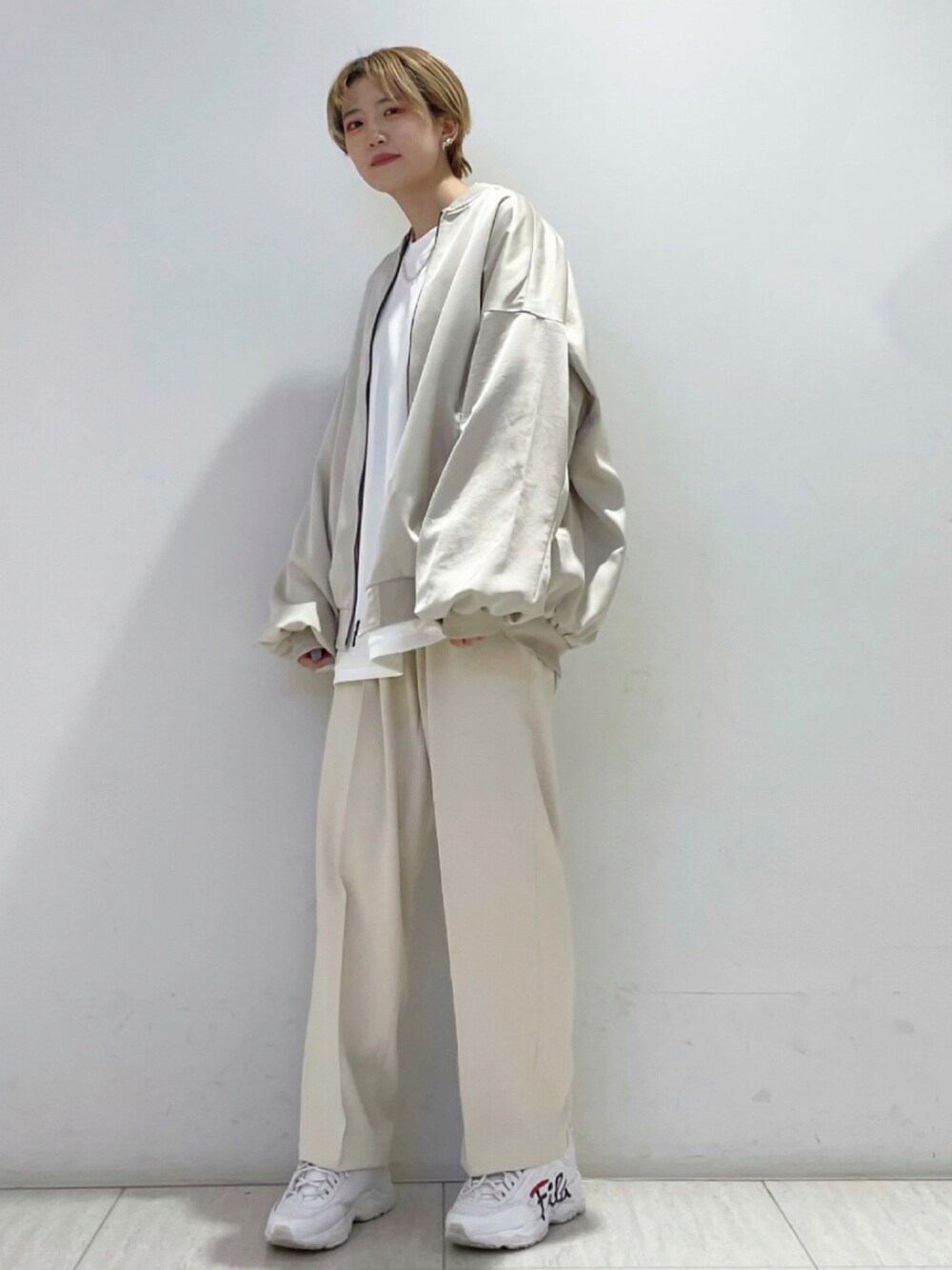 「カジュアル、ベージュ、ストリート、メンズライク、白スニーカー、プチプラ、休日コーデ、Junred、秋コーデ、秋服準備はじめました」｜「JUNREDのビックバルーンMA-1ブルゾン（MA-1、グレー系）」を使った、shioriさん（レディース・164cm）の秋コーディネートの1枚目の写真