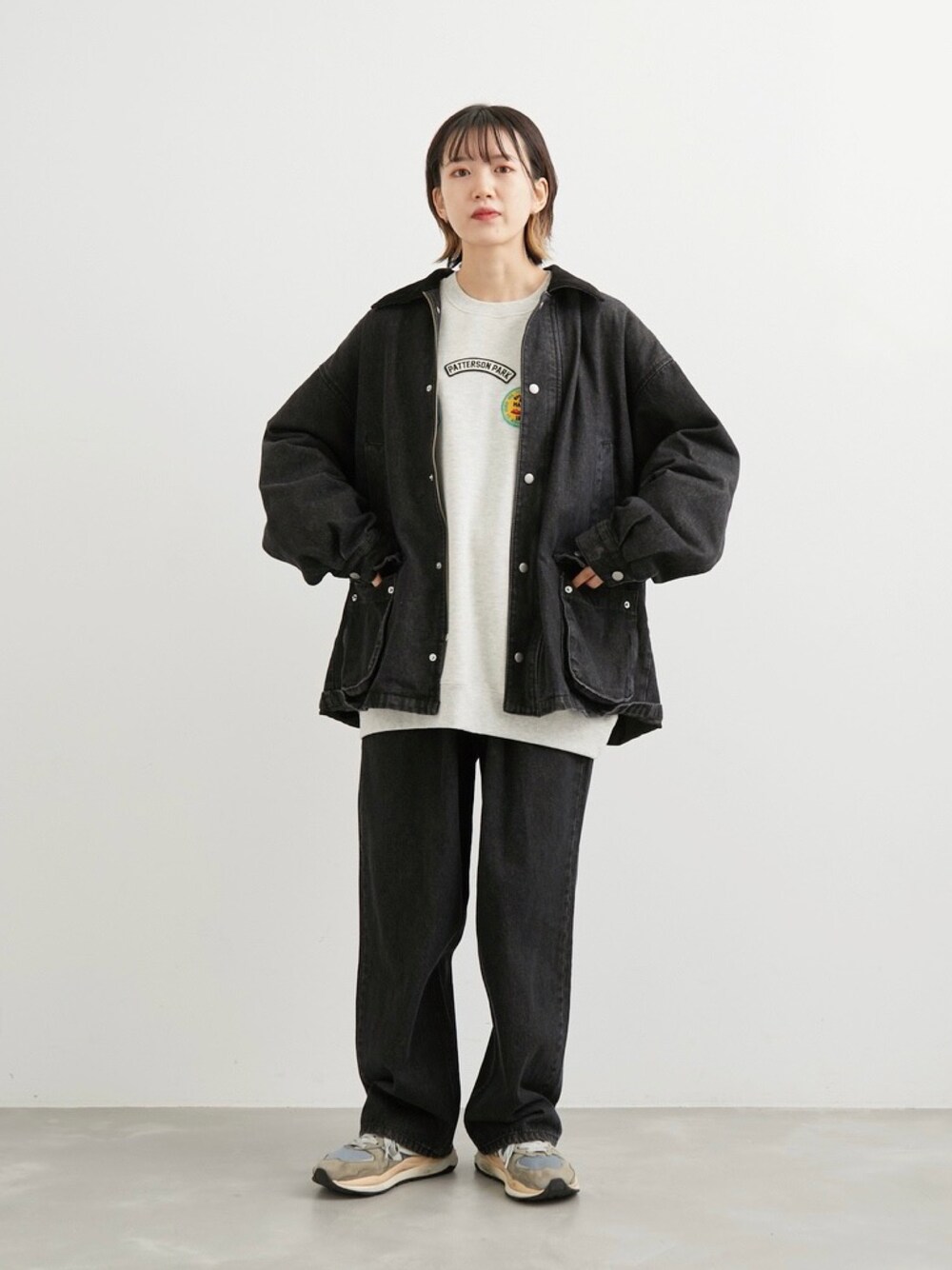「スニーカー、ビッグシルエット、デニムジャケット、ストリート、スニーカーコーデ、メンズライク、デニムパンツ、ハンティングジャケット、Junred、秋冬コーデ」｜「re_k by JUNREDのre_k by JUNRED / デニムハンティングジャケット（デニムジャケット、ブラック系）」を使った、shioriさん（レディース・164cm）の秋コーディネートの1枚目の写真